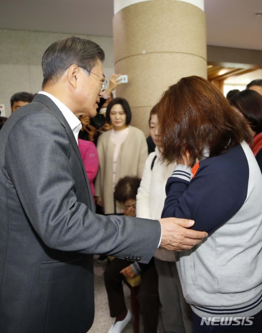 재인 대통령이 26일 강원도 속초시 서울시공무원연수원에 마련된 강원도 산불피해 이재민 거주시설을 방문해 이재민을 위로하고 있다. /사진=뉴시스