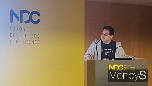 오영욱 작가가 2019 NDC 현장에서 세션을 진행하고 있다. /사진=채성오 기자