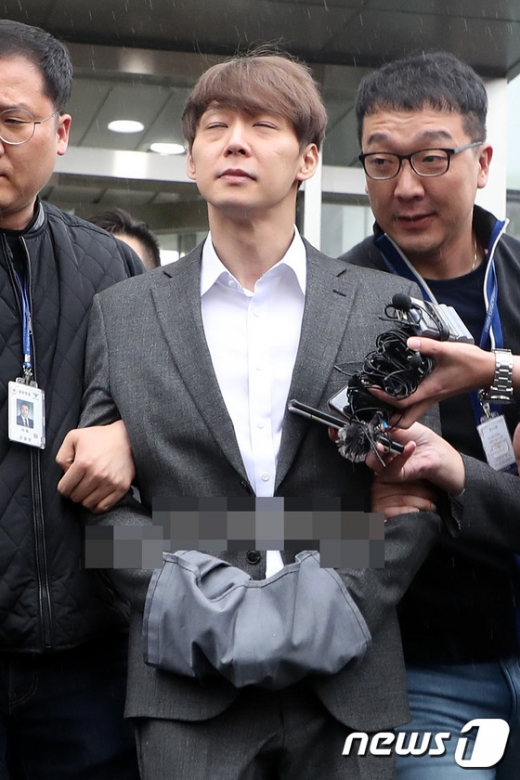 박유천 포승줄. 필로폰 투약 혐의를 받고 있는 가수 겸 배우 박유천 씨(32)가 26일 오후 경기도 수원시 영통구 수원지방법원에서 영장실질심사를 마치고 이동하고 있다. /사진=뉴스1