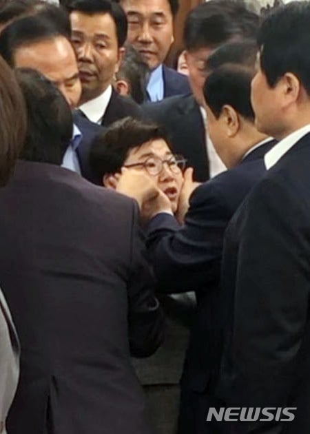 자유한국당. 문희상 국회의장. 자유한국당이 임이자 의원을 성추행했다는 이유로 문희상 국회의장에 대한 고소장을 제출한다. /사진=뉴시스(송희경 의원실 제공)
