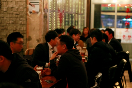 맥주 프랜차이즈 ‘생활맥주’ 광화문점에서 많은 사람들이 수제맥주를 즐기고 있다./사진=생활맥주