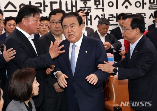 문희상 국회의장이 패스트트랙 철회를 요구하며 지난 24일 오전 서울 영등포구 여의도 국회의장실을 항의방문한 자유한국당 나경원 원내대표 등 의원들과 이야기를 나누다 다른 일정차 의장실을 나서려 할 때 김명연 의원과 자유한국당 의원들이 막아서고 있다./사진=뉴시스