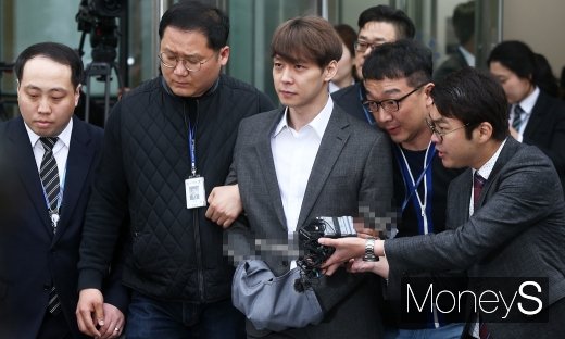 [머니S포토] 포승줄 맨 박유천, 구속 여부 곧 결정될 듯