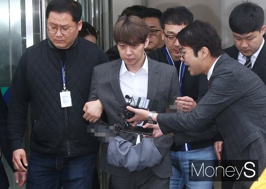 [머니S포토] 마이크 보지 않는 박유천, 지금 무슨 생각 중?