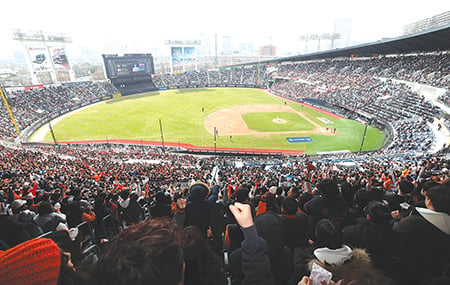 서울 송파구 잠실구장에서 열린 두산 베어스와 한화 이글스의 경기를 찾은 야구팬들이 열띤 응원 하고 있다/사진=뉴시스