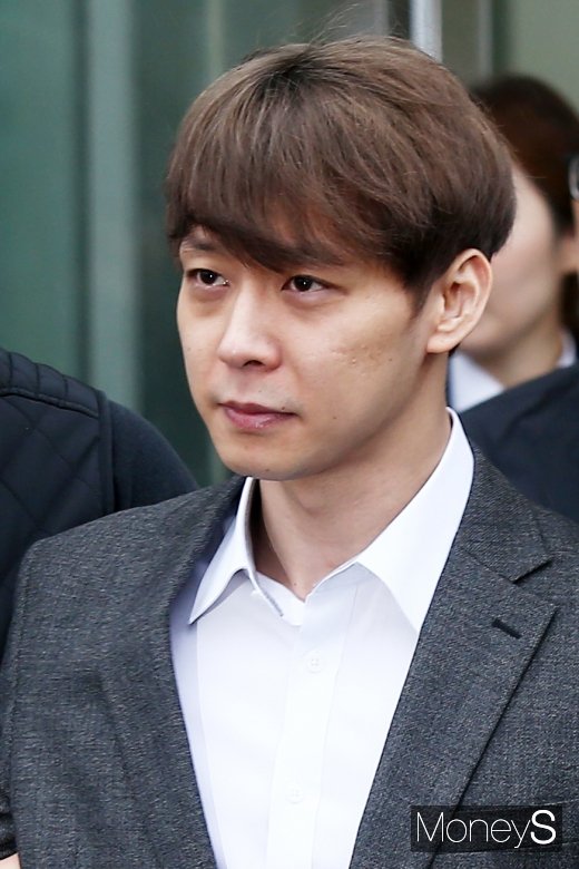 [머니S포토] 모발 탈색 후 다시 염색한 박유천, 구치소 대기