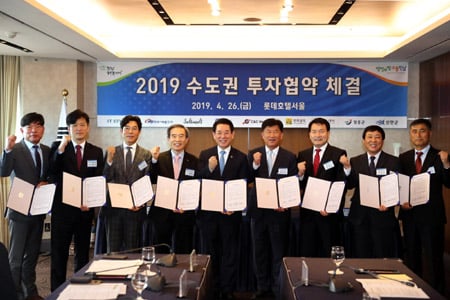 김영록 전남도지사(사진 왼쪽부터 다섯번째)가 강인규 나주시장, 정종순 장흥군수, 김동석 아이티에너지㈜ 대표, 김병숙 한국서부발전㈜ 사장, 최승옥 어업회사법인 솔트인솔트㈜ 대표, 김용섭 디케이이앤에스㈜ 대표, 김세영 ㈜씨엔씨네트웍스 대표와 26일 롯데호텔서울에서 투자협약을 체결하고 있다. /사진제공=전남도