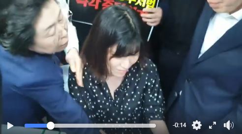 더불어민주당이 이은재 자유한국당 의원(68)이 의안과에 제출된 법안을 빼앗아 훼손했다며 법적 조치를 경고했다. /사진=오기형 더불어민주당 도봉(을) 지역위원장 SNS 캡처
