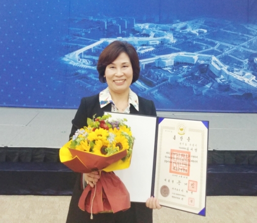 26일 정부세종컨벤션센터에서 열린 '제5회 대한민국 공무원상' 시상식에서 '옥조 근정훈장(대통령상)'을 받은 김서영 수원시 팔달구 사회복지과 통합조사관리2팀장. / 사진제공=수원시