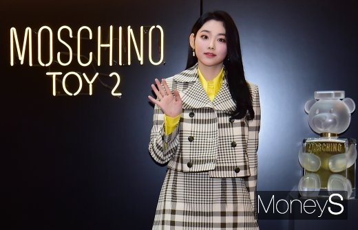 [머니S포토] 구구단 미나, 큐트·깜찍 손인사