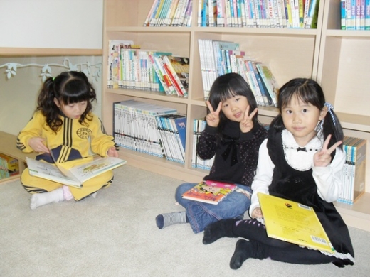 ▲ ´증포작은도서관´에서 어린이들이 포즈를 취하고 있다. / 사진제공=이천시
