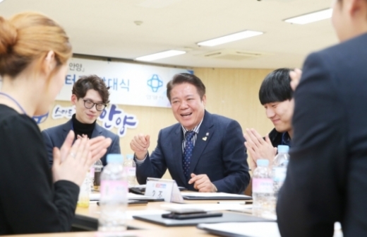 ▲ 안양시(시장최대호)는 성실근면한 자세로 사회에 귀감이 되는 청년을 발굴 시상하기 위해 전국에선 처음으로 ‘안양시청년상 조례’(이하 청년상)를 제정 공포했다고 27일 밝혔다. / 사진제공=안양시