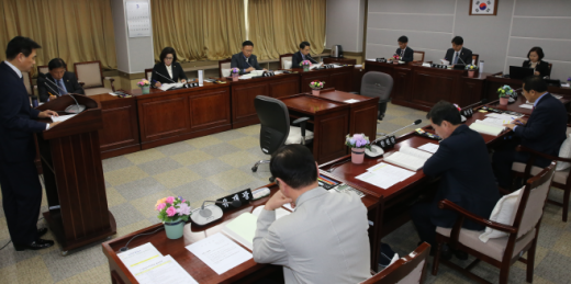 26일 수원시의회 도시환경교육위원회, 조례안 등 안건심사 의결하고 있다. /사진제공=수원시의회