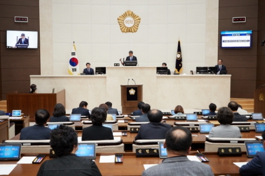 26일 용인시의회 본회의장에서 이건한 용인시의장이 제233회 임시회 폐회를 진행하고 있다. /사진제공=용인시의회