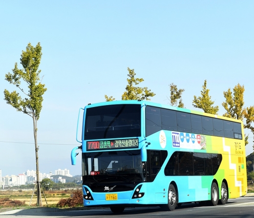 파주시 감악산출렁다리 2층버스(7700번, 7701번)가 오는 27일부터 황포돛배 정류소에 추가 정차해 운행한다. /사진제공=파주시