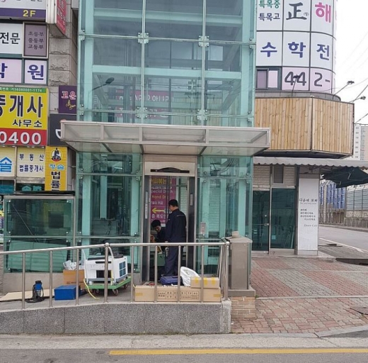 ▲ 안양시만안구(구청장이종근)가 여름철 무더위에 대비해 사업비 3600만원을들여 육교와 지하보도 승강기에 에어컨을 설치했다고 25일 밝혔다. / 사진제공=안양시