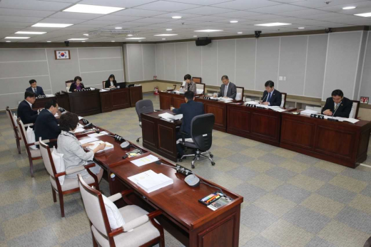 ▲ 수원시의회 문화복지위원회(위원장 최영옥)는 제343회 임시회 기간중인 26일 ‘수원시 일본군 성노예 피해자 기념사업 지원조례안’과 ‘수원시 무형문화재 보존 및 지원 등에 관한 조례안’ 등 4건의 안건을 의결했다. / 사진제공=수원시의회