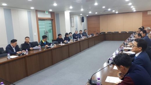 ▲ 의왕시(시장 김상돈)는 지난 25일 시청 소회의실에서 주택재개발·재건축 정비사업의 투명성을 강화하기 위한 간담회를 가졌다. / 사진제공=의왕시