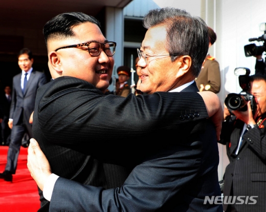 문재인 대통령과 김정은 북한 국무위원장이 지난해 5월26일 오후 판문점 북측 통일각에서 정상회담을 마친 후 헤어지며 포옹하고 있다. /사진=뉴시스