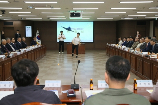 경남 사천시는 지난 25일, 시청 중회의실에서 송도근 시장과 사천에어쇼 추진위원회 위원, 관계자 등이 참석한 가운데 ‘2019 사천에어쇼 추진위원회 정기총회’를 개최했다/사진제공=사천시