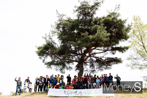 머니S와 광주학교가 공동 주최한 제5회 무등산 역사길 가족힐링 트래킹 행사가 27일 충장사 일원에서 열린 가운데 바람의 언덕에서 판소리 공연후 교육생들이 기념촬영을 하고 있다./사진=홍기철기자
