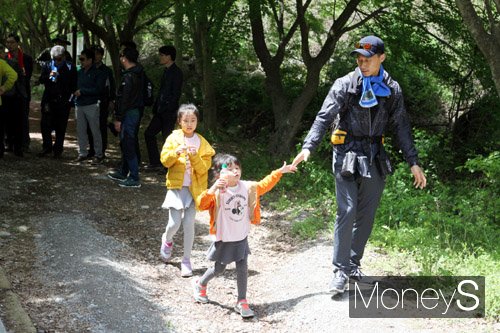 [머니S포토] 아빠 손 잡아 주세요