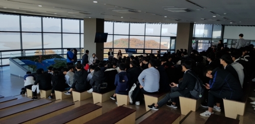 ▲ 2018년도 교육 당시 오두산 전망대에서 북녘땅을 바라보며 강의를 듣는 학생들. / 사진제공=경기도 