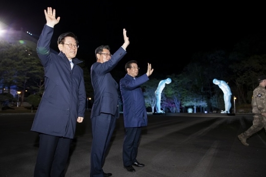 ▲ 이재명 경기도지사는 27일 ‘4.27 판문점 선언’ 1주년 기념행사에 참석해 행사를 마친 뒤 김연철 통일부장관, 박원순 서울시장 등과 함께 행사 참석자들이 탑승한 버스가 모두 빠져 나갈 때까지 손을 흔들며 환송하고 있다. / 사진제공=경기도