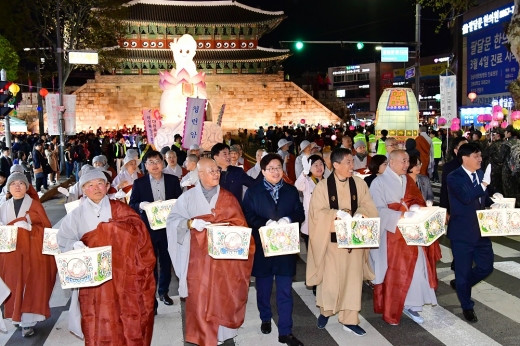 ▲ 염태영 수원시장이 연등축제에서 스님, 시민들과 함께 연등행렬에 참여하고 있다. /사진=수원시