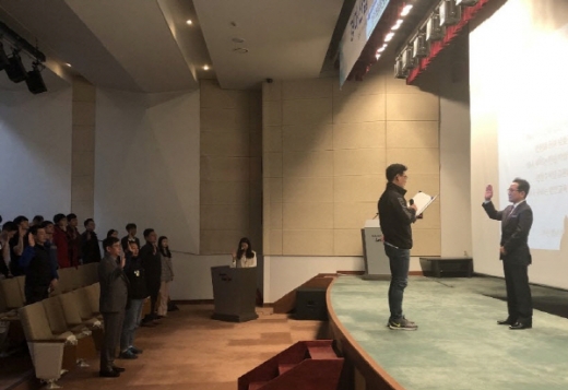 안전실천 결의대회에서 선서하는 안현규 말관리사./사진제공=한국마사회