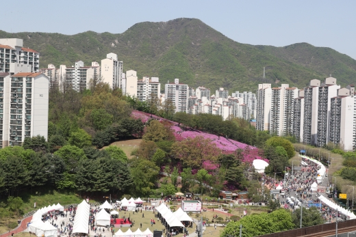 경기관광대표축제이자 도심에서 열리는 수도권 대표 봄꽃축제인 ‘2019 군포철쭉축제’가 성황리에 마쳤다. / 사진제공=군포시