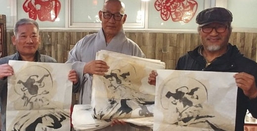 김동욱(오른쪽) 작가가 지난 28일 양정모 올림픽 금메달리스트와 함께 도일 주지에게 달마도를 선물했다./사진제공=한국서예퍼포먼스협회
