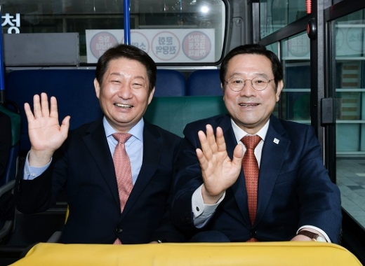 광주 228버스 명명식 및 시승식에 참석한  권영진(사진 왼쪽) 대구시장과 이용섭 광주시장. /사진=대구광역시 제공.