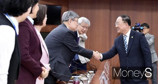 [머니S포토] 경제활력대책회의, 인사 나누는 홍남기 부총리