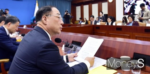 [머니S포토] 제14차 경제활력대책회의 주재하는 홍남기 장관