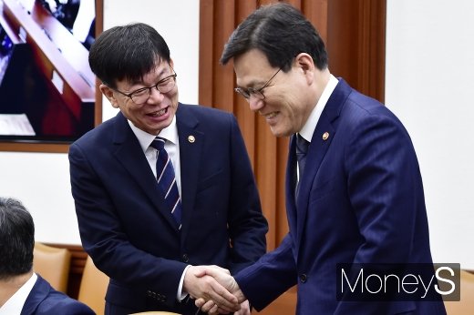 [머니S포토] 공정거래위와 금융위 수장의 '맞손'