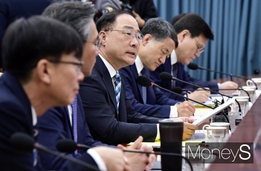 [머니S포토] 경제활력 어떻게 만들까… 모두발언하는 홍남기 부총리