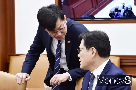 [머니S포토] 경제활력대책회의, 의견 나누는 김상조-최종구 위원장