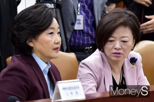 [머니S포토] 의견 나누는 박영선-진선미 장관