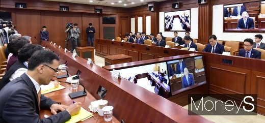 [머니S포토] 경제활력대책회의 주재하는 홍남기 부총리