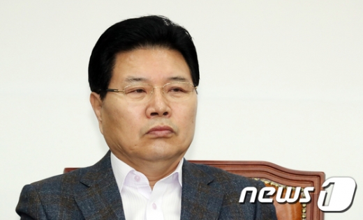 홍문종. 홍문종 자유한국당 의원(65)이 패스트트랙(신속처리안건) 지정과 관련해 “촛불집회를 통해 아스팔트 쿠데타로 정권을 빼앗은 정부의 독선”이라고 말해 논란이 예상된다. /사진=뉴스1
