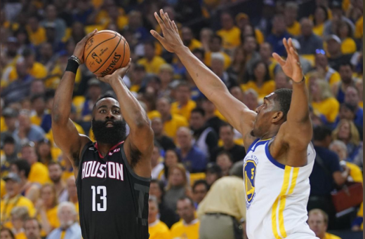 29일(한국시간) 미국 캘리포니아주 오클랜드  오라클 아레나에서 열린 2018-2019시즌 NBA 서부 컨퍼런스 플레이오프 2라운드 1차전에서 팀 패배를 막지 못한 휴스턴 로케츠의 가드 제임스 하든(왼쪽). /사진=로이터