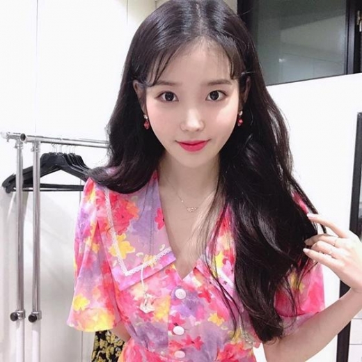 아이유, 봄꽃처럼 화사한 원피스룩… 