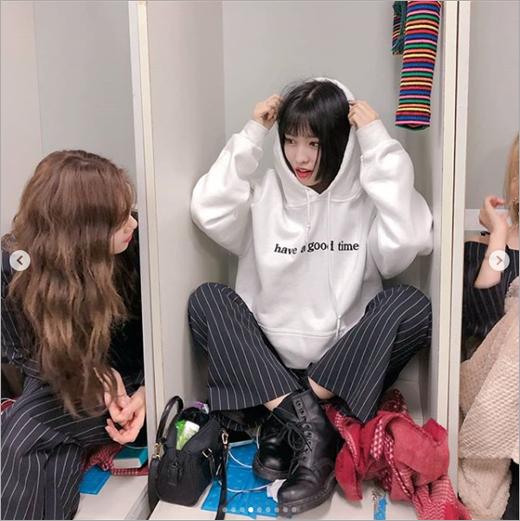 트와이스 모모, 대기실 옷장서 익살스런 행동 '눈길'