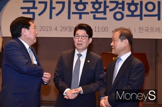 [머니S포토] 국가기후환경회의 출범, 의견 나누는 조명래 장관