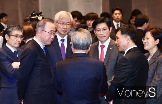 [머니S포토] 환경관련 의견 나누는 반기문 위원장