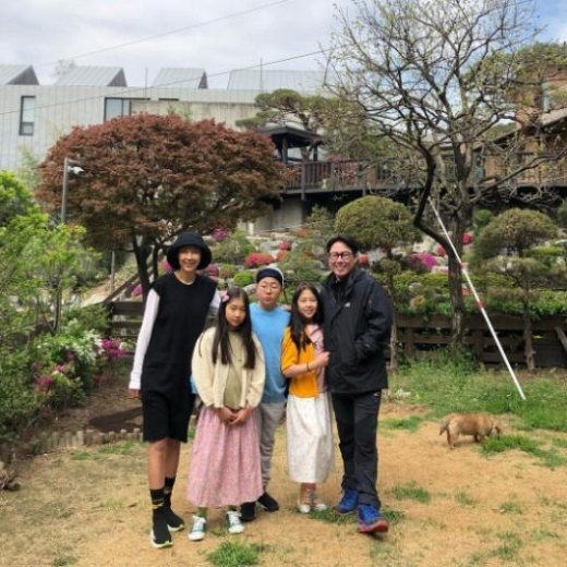 윤종신 전미라, 행복 가득한 봄 나들이 가족사진 '눈길'