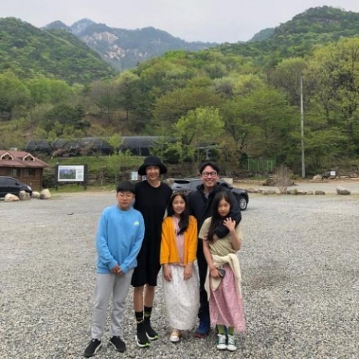 윤종신 전미라, 행복 가득한 봄 나들이 가족사진 '눈길'