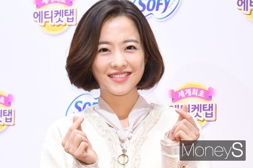 배우 박보영이 29일 오전 서울 중구 명동 올리브영본점에서 열린 쏘피의 에티켓탭 출시 기념 팬사인회에 참석해 포즈를 취하고 있다. /사진=장동규 기자