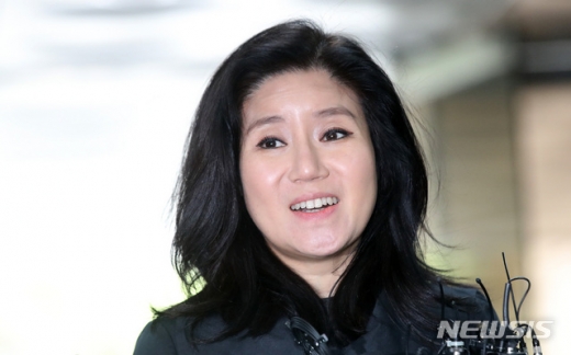 동물 불법 안락사 등 동물보호법 위반, 업무상 횡령 등 혐의로 구속영장이 신청된 박소연 동물권단체 케어 대표가 29일 오전 서울 서초구 서울중앙지법에서 열린 영장실질심사(구속 전 피의자 심문)에 출석하고 있다. /사진=뉴시스